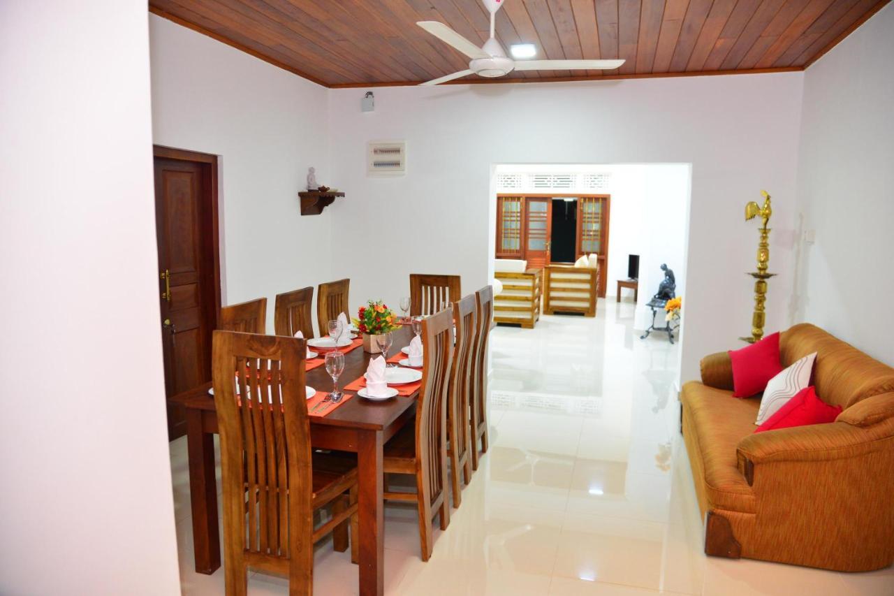 Sunshine Greens Bed & Breakfast ฮิกคาดูวา ภายนอก รูปภาพ