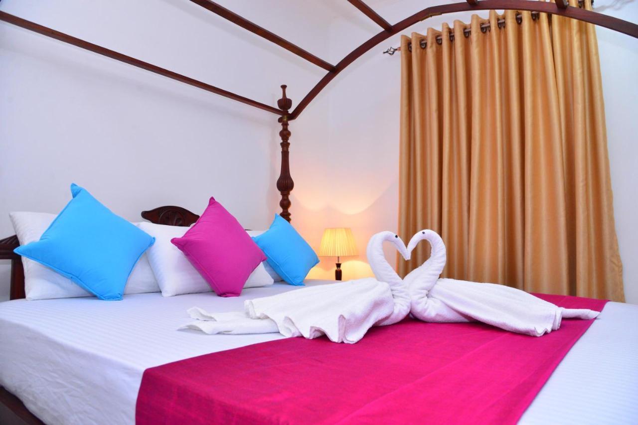 Sunshine Greens Bed & Breakfast ฮิกคาดูวา ภายนอก รูปภาพ